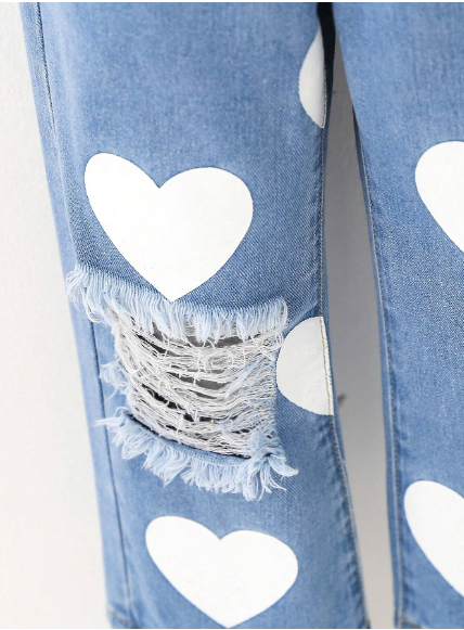 Jeans desgastados con estampado de Corazones para niña