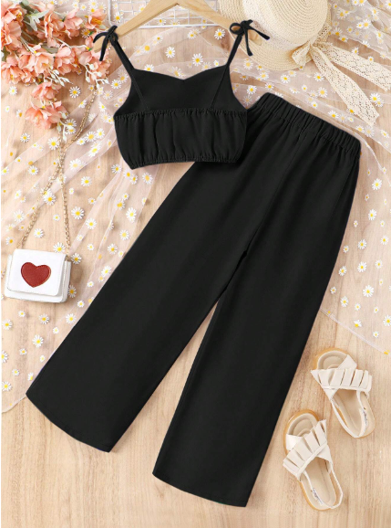 Conjunto de niña preadolescente con parte superior de tirantes y botones de unicolor y pantalón de pierna ancha