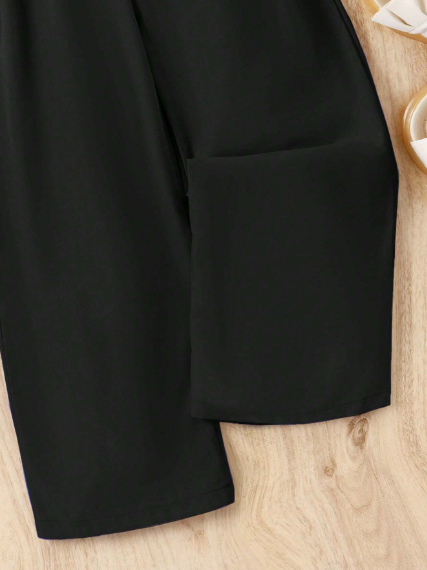 Conjunto de niña preadolescente con parte superior de tirantes y botones de unicolor y pantalón de pierna ancha