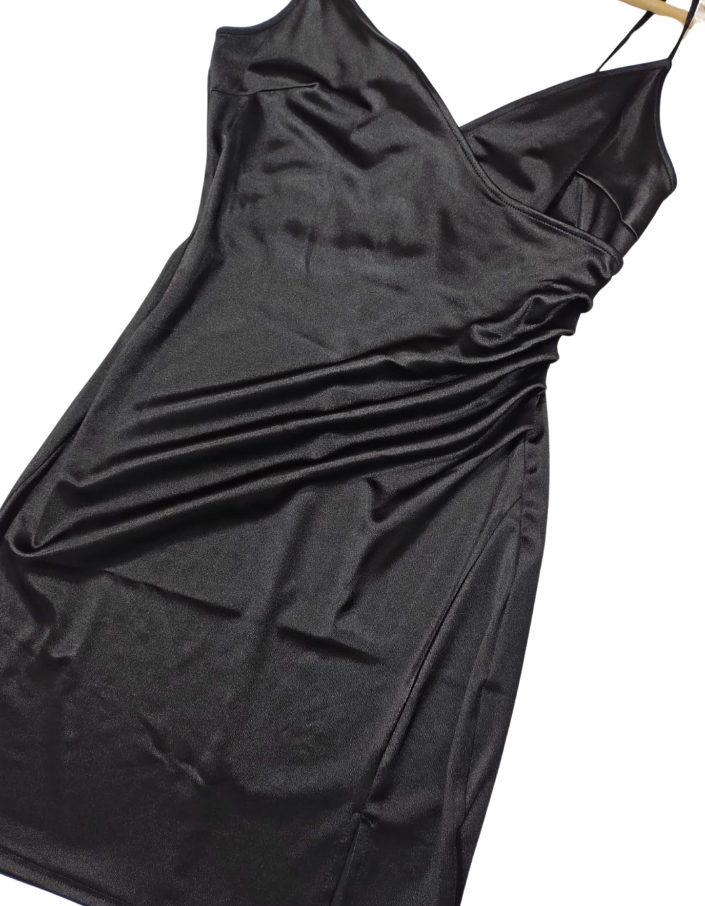 Vestido negro drapeado para mujer
