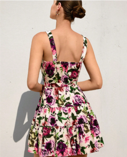 Vestido camisero con volantes y estampado floral delicado que realza la cintura para mujer