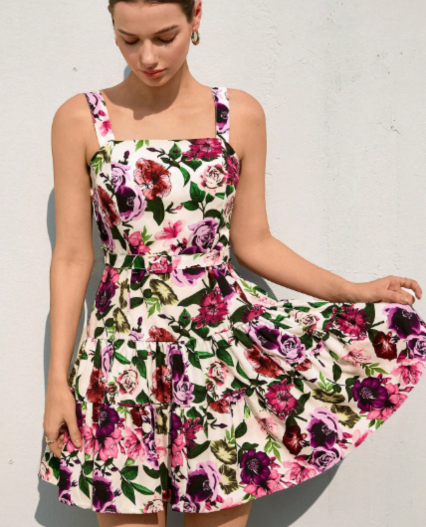 Vestido camisero con volantes y estampado floral delicado que realza la cintura para mujer