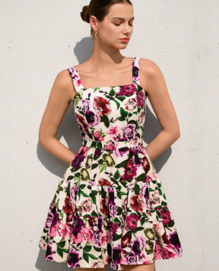Vestido camisero con volantes y estampado floral delicado que realza la cintura para mujer