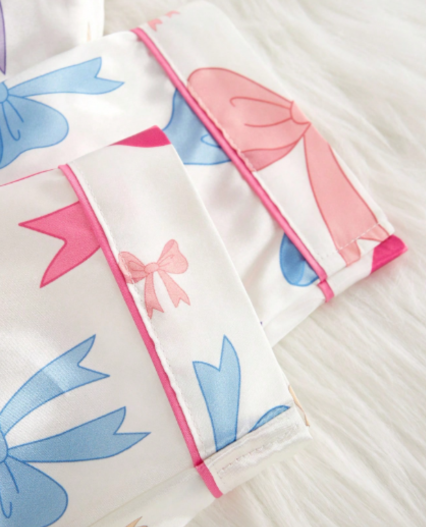 Pijama en satin para niñas estampado lazos