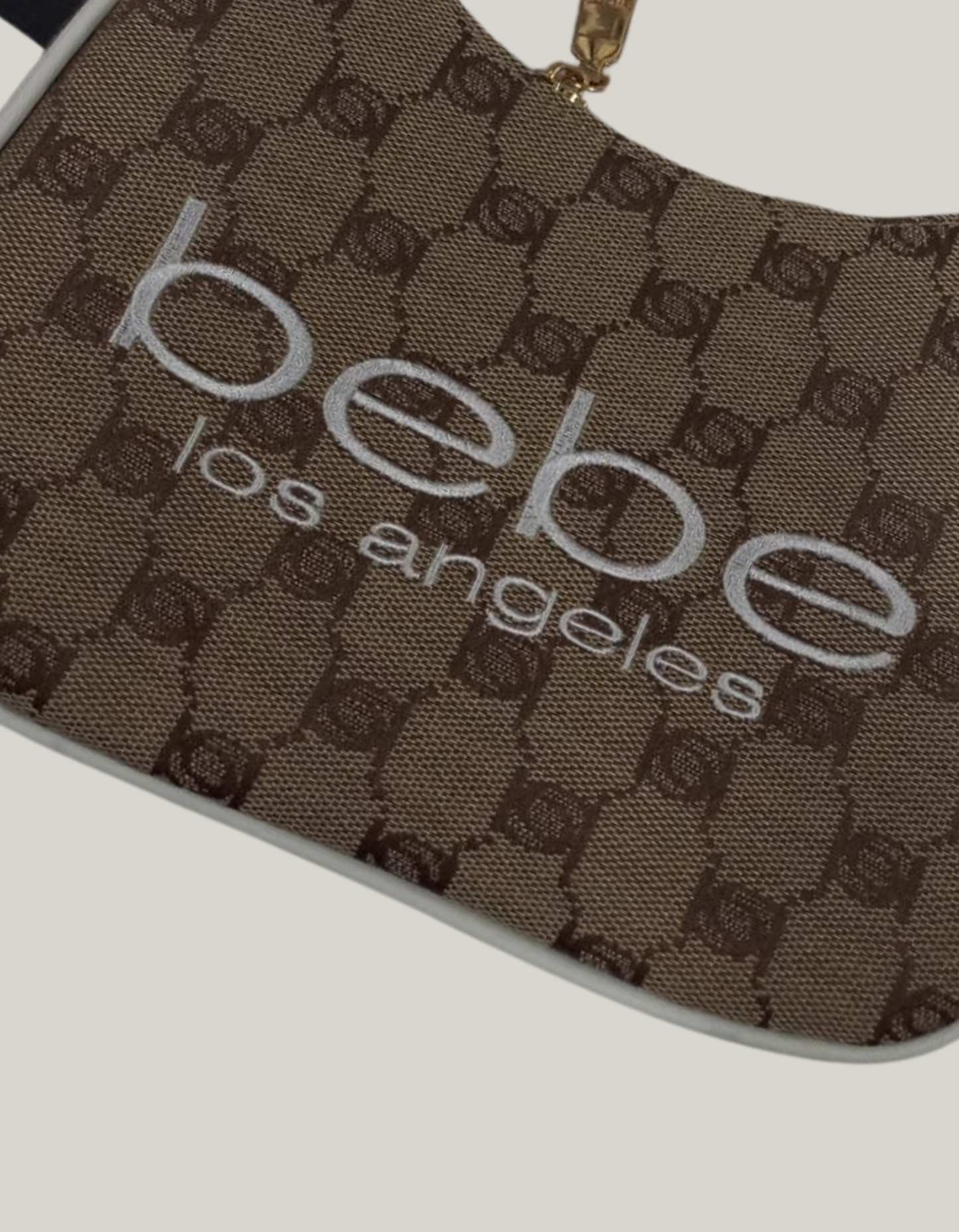 Manos libre marca bebe beige y blanco con Monedero