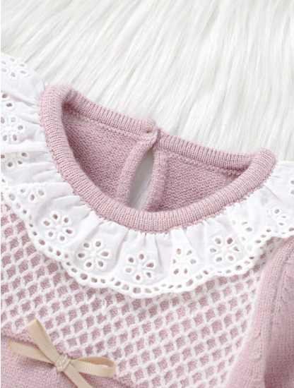 Conjunto primer dia rosa con detalles de bordado y pantalón con pies tejido para niña