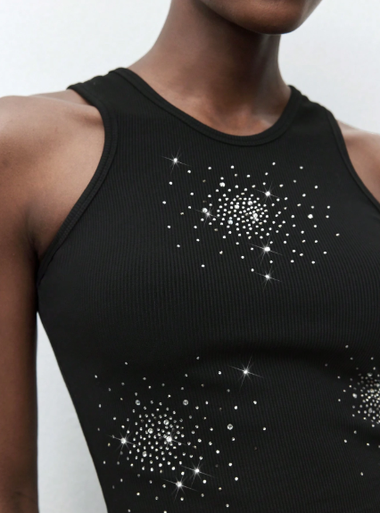 Camiseta de mujer con ajuste de cintura y decoración de brillantes de rhinestone negros, estilo urbano elegante