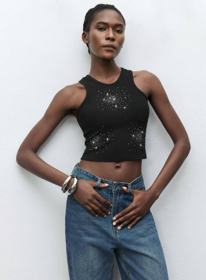 Camiseta de mujer con ajuste de cintura y decoración de brillantes de rhinestone negros, estilo urbano elegante