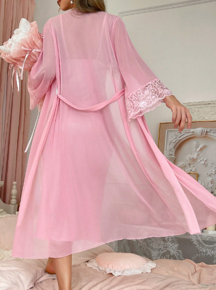 Elegante conjunto de bata larga y vestido de satén con encaje para mujer