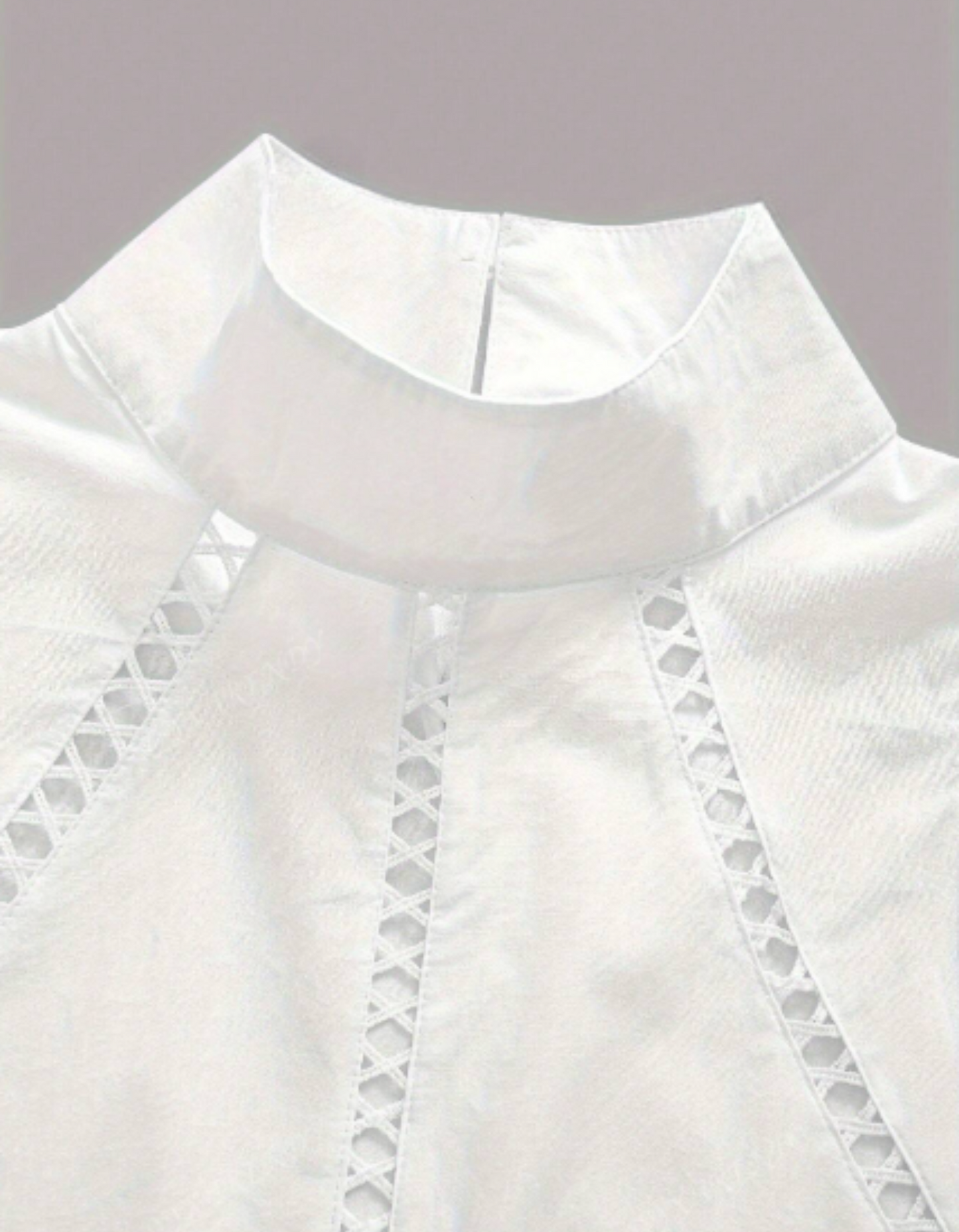 Blusa de mujer sin mangas cuello alto con detalles de encaje
