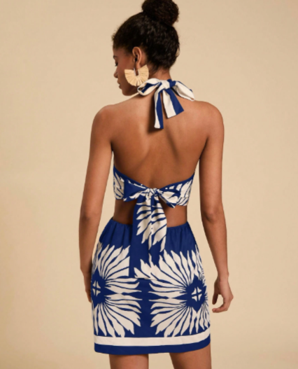 Vestido corto casual de mujer con escote halter, espalda descubierta y corte en la cintura con diseño floral