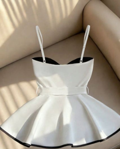 Top de tiras peplum para mujer blanco y negro con cinturón
