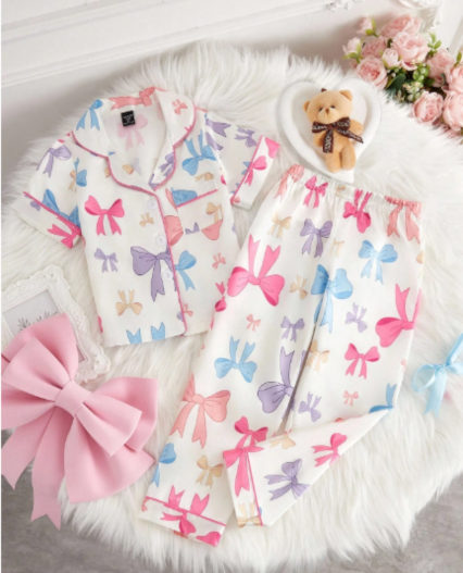 Pijama en satin para niñas estampado lazos