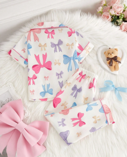 Pijama en satin para niñas estampado lazos