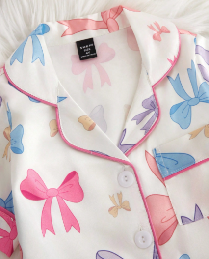 Pijama en satin para niñas estampado lazos
