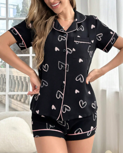 Pijama Short Negra con Estampado de Corazones para Mujer – Set Fresco y Cómodo