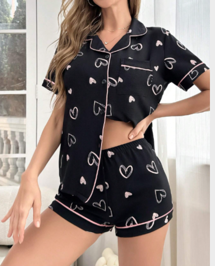 Pijama Short Negra con Estampado de Corazones para Mujer – Set Fresco y Cómodo